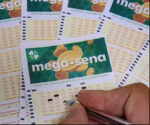 Mega-Sena acumula e pr