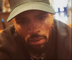 Chris Brown paga fian