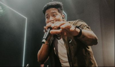 Cantor aposta em ritmos nacionais e transforma eventos em verdadeiros shows