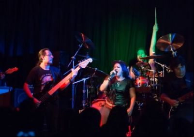Banda Eddie Force One comanda o show de 18 anos do Cavernas Bar