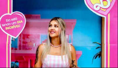 Cosplay da Barbie receber