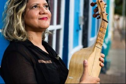Sarau com artistas regionais e mulheres que venceram ciclo de viol