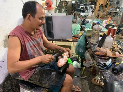 <Font color=Orange> Vídeo  e Fotos </font color> | Sapateiro resiste e mantém a tradição da profissão no Centro Histórico de Cuiabá