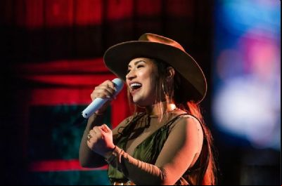 Cantora Simone Mendes far