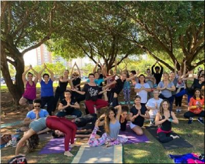 Studio de yoga e pilates faz aul
