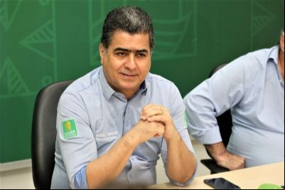 Emanuel ironiza e batiza interven