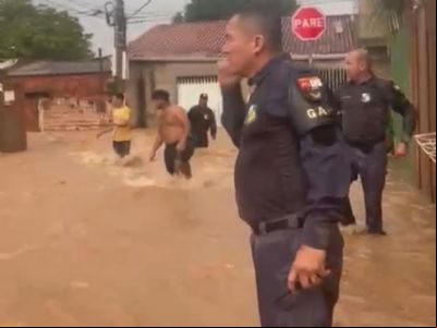PM resgata idosas que ficaram ilhadas com forte chuva na Capital