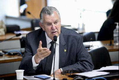 Senadores aliados de Bolsonaro acionam Aras para investigar elei