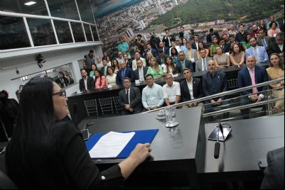 Com 11 novatos e 8 mulheres, vereadores tomam posse e d