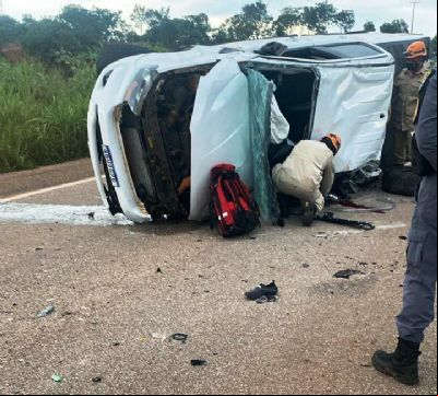 Condutor de caminhonete fica preso 