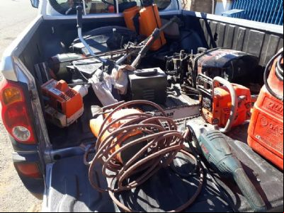 PM identifica suspeito e apreende arma artesanal e produtos de origem duvidosa