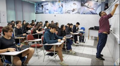 Candidatos se preparam para prova de reda
