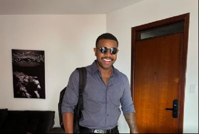 Davi Brito reaparece e anuncia que ou por cirurgia est