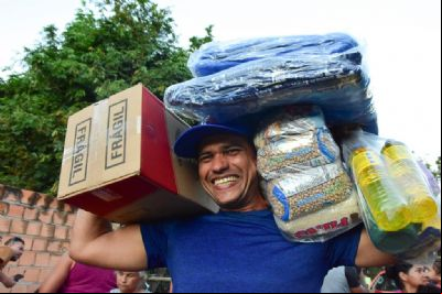 Governo de MT entrega cestas de alimentos e brinquedos a fam