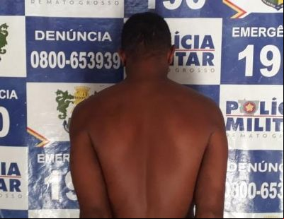 Homem quebra prato na cara de esposa, a arrasta pelo cabelo e acaba preso