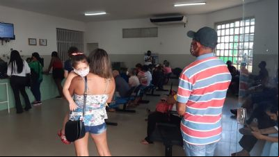 Pacientes aguardam atendimento por horas e reclamam da falta de m