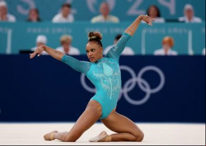 Rebeca Andrade supera Biles e fica com a medalha de ouro na final do solo