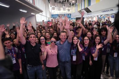 Embaixadora do programa MT no Mundo, primeira-dama acompanha embarque de alunos para Inglaterra