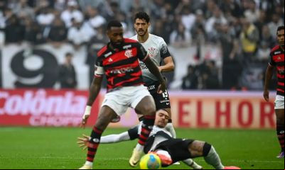 Flamengo segura empate com Corinthians e chega 