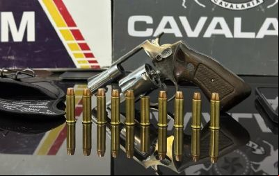Cavalaria da PM prende cinco pessoas e apreende rev