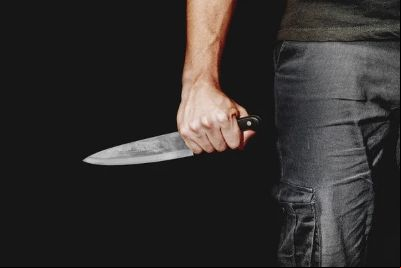 Homem tenta matar ex-companheira na frente dos filhos em ag