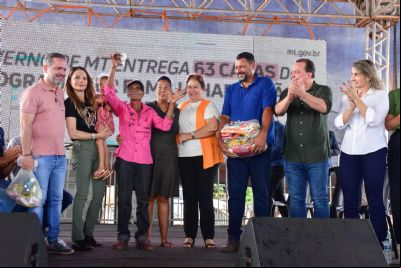 Primeira-dama entrega casas e transforma a vida de 63 fam