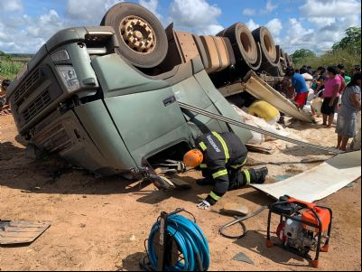 Motorista morre preso 
