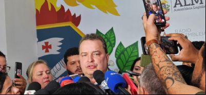 Max nega atraso do governo em pagamento de emendas, mas refor