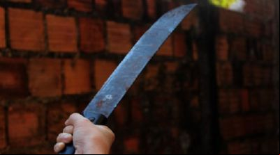 Homem tenta matar a ex com golpe de fac
