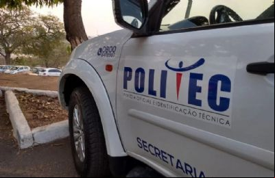 Homem morre ao bater carro e ficar preso 