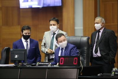 Com 23 votos, deputados isentam de contribui
