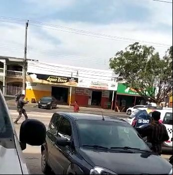 Homem enfrenta a PM e leva tiro; veja v