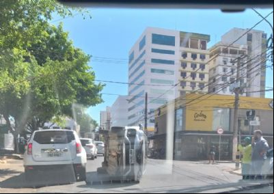 Carro capota no centro de Cuiab
