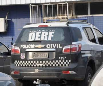 Criminosos arrombam porta de a