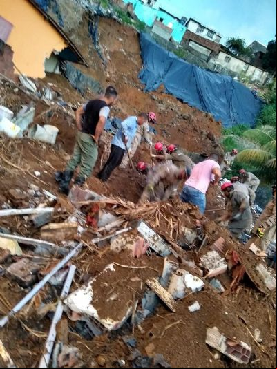 Deslizamento de barreira no Recife deixa sete mortos