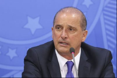 Governo cria Conselho Brasil-OCDE e revoga centenas de decretos