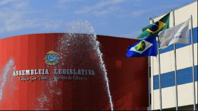 Deputados aprovam dispensa de pauta de projeto que pode 