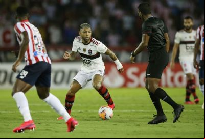 Flamengo estreia com vit