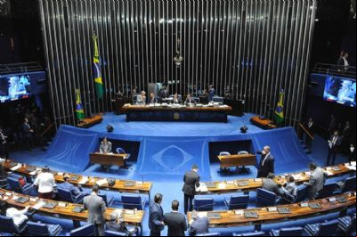 Senado aprova projeto que criminaliza caixa 2 eleitoral