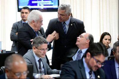 Policiais ganham regras mais brandas de aposentadoria na PEC paralela