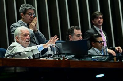 Senado aprova limite de gastos mais duro em caso de d