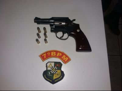 Homem compra arma por aplicativo de mensagem e acaba preso pela PM