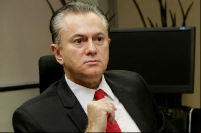 Desembargador suspende condu