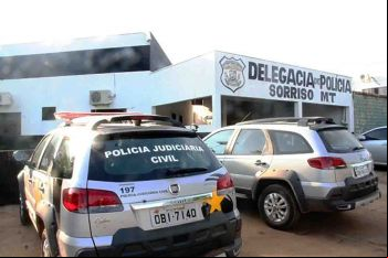 Bandidos encontram chave em esconderijo e furtam resid