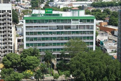 Com 2 votos contra, C