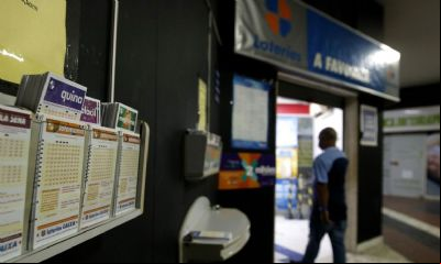 Mega-Sena acumula e pr