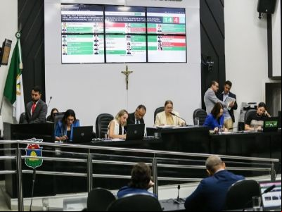 Vereadores derrubam cinco vetos do Executivo; veto sobre CADs causa pol