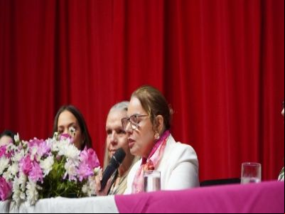 Paula Calil presta homenagem 