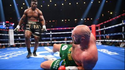 Francis Ngannou leva Tyson Fury 