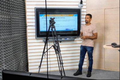Com videoaulas, professores levam conhecimento ao maior n
